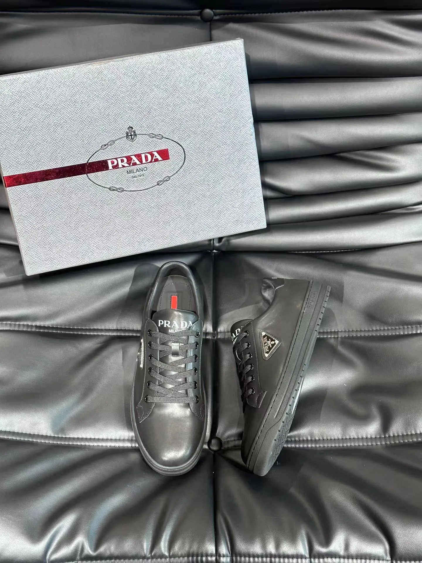 P380 Yuan 38-45 Prada Prada’s new men’s leather sports shoes, the highest version on the market, any comparison is welcome🆚! The original leather has excellent texture and is super high-end! Fetal sheep net lining imported from Italy, removable pad! Luxurious materials and fine workmanship, highly recommended!